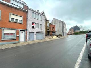 <strong>Lauwe - Leuke bel-etage woning met veel potentieel te koop.</strong><br /><br /><strong>Indeling:</strong><br />Berging, garage, tuin<br /><u>1ste verdieping:</u> badkamer, leefruimte, keuken, veranda<br /><u>2de verdieping:</u> 2 ruime slaapkamers<br />Zolderruimte voor extra kamer<br /><br /><strong>Troeven:</strong>
<ul><li>Veel potentieel</li><li>Statige woning</li></ul>