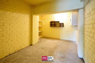 <p><span>Very spacious double garage box<br />Discover</span><span> this exceptionally deep garage box with a length of </span><span>12 meters</span><span> and a width of </span><span>2.75 meters</span><span>. Ideal for parking two cars back to back or for extra storage space (bikes, motorcycle, workbench, etc.).<br />Easy access and practical layout!</span></p>