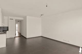 <p><strong>Uniek penthouse met panoramisch zicht over Antwerpen<br /><br /></strong>- KIJKDAG 08/09 -<br /><strong><br /></strong><span>Op de achtste en hoogste verdieping van een verzorgd gebouw uit 2013 bevindt zich dit lichtrijke penthouse, gelegen aan de Italiëlei in hartje Antwerpen. </span><span>Het appartement geniet dankzij zijn hoge ligging van een prachtig open zicht over de stad en beschikt over een zuidwestgericht terras, waar u tot ’s avonds van de zon kunt genieten. </span><span>Via de lift bereikt u rechtstreeks de privatieve inkomhal van het appartement. De leefruimte geniet van veel natuurlijke lichtinval en sluit aan op het terras met panoramisch uitzicht. Verder beschikt het penthouse over twee slaapkamers en een verzorgde badkamer, uitgerust met een dubbele lavabo en ruime inloopdouche.<br /><br />De ligging aan de Italiëlei combineert het bruisende stadsleven met een uitstekende bereikbaarheid. Het historische centrum, de Meir, het Eilandje en tal van winkels, restaurants en gezellige horecazaken bevinden zich op wandelafstand.<br /><br /><strong>Bijzonderheden:</strong><br />- Gunstige EPC<br />- Elektriciteitattest conform<br />- Gemeenschappelijke fietsenparking op de gelijkvloers</span></p>