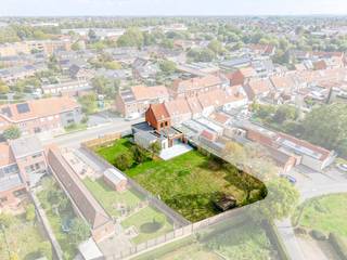 <p>Op zoek naar een woning die u volledig naar eigen smaak kunt afwerken? Deze woning in de Izegemsestraat in Heule-Watermolen combineert reeds gedeeltelijk uitgevoerde renovatiewerken met een nieuwbouwgedeelte.<br /><br />Het bestaande woongedeelte werd reeds deels gerenoveerd, maar dient nog verder afgewerkt te worden. Aansluitend werd een nieuwbouwgedeelte voorzien, met onder meer 3 praktijkruimtes, een douchekamer, toilet en berging. Hierdoor is de woning niet alleen interessant voor wie op zoek is naar een ruime gezinswoning, maar ook voor wie wonen en werken wil combineren of nood heeft aan een aparte ruimte voor een vrij beroep.<br /><br />De woning heeft een ruime en lichtrijke leefruimte. In de uitbouw kan er een keuken geïnstalleerd worden. Vanuit deze ruimte heeft u toegang tot de grote, aangename tuin. In de gang is er toegang tot een ruimte waar er een toilet/badkamer van gemaakt kan worden. Er is een kelder aanwezig. Op de eerste verdieping bevinden zich 2 ruime slaapkamers. Op de zolderverdieping nogmaals 2 slaapkamers. Om een beeld te geven van de mogelijkheden werden er AI-visualisaties toegevoegd van de keuken en leefruimte. Deze beelden zijn louter ter inspiratie en tonen hoe de ruimtes na verdere afwerking kunnen worden ingericht. Het nieuwbouwgedeelte heeft 3 ruime praktijkruimtes, een berging, een douchekamer en een toilet. Dit gedeelte is verwarmd via een warmtepomp.<br /><br />Een absolute troef is de zeer ruime tuin, die tal van mogelijkheden biedt voor wie houdt van buitenruimte, ontspanning of een groene omgeving. Achteraan is er een praktische uitweg aanwezig. Ook de ligging is een grote troef: rustig gelegen in Heule-Watermolen, met een vlotte verbinding naar Kortrijk en de omliggende gemeenten.<br /><br />Troeven:<br />- uitstekende ligging nabij het centrum van Kortrijk <br />- deels gerenoveerd, verder af te werken naar eigen smaak<br />- nieuwbouwgedeelte met praktijkruimtes en warmtepomp<br />- zeer ruime tuin met uitweg!<br /><br />Interesse in deze eigendom?<br />Contacteer Louise voor meer info of een bezoek! Bel +32 496 08 08 00 of mail louise@immo-lys.be</p>