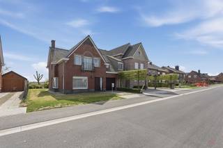 Deze halfopen bebouwing, gelegen in de Vinktstraat 104 te Aarsele (Tielt), is een unieke kans voor wie op zoek is naar een woning...