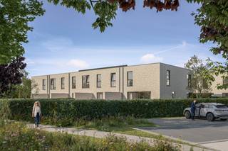 Deze energieneutrale (E-peil = -4) nieuwbouwwoning op een ruim perceel van 315 m² is gelegen in een nieuwe straat zonder doorgaand verkeer en kijkt uit op het groen. De halfopen bebouwing op lot 17 beschikt over een ruime woonkamer met ingerichte eilandkeuken en zicht op de omheinde tuin. Op de bovenverdieping zijn 3 volwaardige slaapkamers met ruime badkamer met bad én douche, apart toilet en berging. Omheining, terras, alle vloeren en een eigen aangelegde parkeerplaats zijn voorzien in de prijs.<br />Achteraan de woning voorzien we een poortje voor een uitweg handig voor fietsen enz.<br /><br />De interieurafwerking van je huis gebeurt volledig volgens je persoonlijke wensen. Reken hiervoor op begeleiding en expertise van ons interieurteam en partners. Bespaar fors op je energiefactuur, dankzij het doorgedreven isolatiepakket, warmtepomp met vloerverwarming ( + koeling) , ventilatiesysteem D en uitgebreid pakket zonnepanelen. Samen met de regenwaterput van 10.000L voldoet deze woning dus aan alle normen voor de toekomst! <br /><br />De prijs is excl. btw en kosten. Bij Durabrik ben je zeker van een vaste prijs.<br />Download de brochure op https://durabrik.immo/sint-niklaas<br /><br />Heb je vragen? Contacteer ons dan via 09/280 60 60 of via info@durabrik.be<br /><br />*Afbeeldingen en oppervlaktes zijn indicatief.