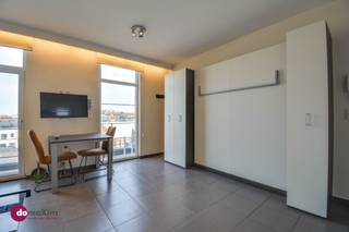 <p><span>Moderne gemeubelde studio, geschikt voor twee personen, in het centrum van Leuven</span></p><p><span> </span></p><p><span>Deze studio is gelegen op de Bondgenotenlaan en is volledig bemeubeld. Door zijn unieke ligging in het centrum van Leuven en vlakbij het openbaar vervoer is dit jouw ideale uitvalbasis. Deze studio is geschikt voor twee personen. </span></p><p><span> </span></p><p><span>De studio is volledig uitgerust. Je beschikt over een zetel, tweepersoonsbed, tafel en stoelen, bureau en televisietoestel. De kitchenette is volledig ingericht met koelkast, vaatwasser, microgolf en kookplaat. Daarnaast is ook bestek, borden en kookgerei voor u voorzien. </span></p><p><span> </span></p><p><span>De badkamer beschikt over een douche, toilet en wastafel. Heeft u een wasmachine of droogkast? De aansluiting hiervoor is aanwezig. </span></p><p><span> </span></p><p><span>Het gebouw is uitgerust met een lift. In de kelder van het gebouw kan u jouw afval kwijt en is er ruimte om jouw fiets te stallen. </span><span> </span></p><p><span> </span></p><p><span>De maandelijkse kosten bedragen €95. Dit forfait dekt al jouw kosten voor de gemeenschappelijke delen, jouw verwarming, internet, vuilnisophaling en bij de aanvang van het contract krijg je een nieuwe matrasbeschermer. </span></p><p><span> </span></p><p><span>Deze studio kan je ook voor een kortere termijn huren. De minimale periode is 6 maanden en de huurprijs wordt in dit geval verhoogd met 8%. De lasten blijven dezelfde. </span></p><p><span> </span></p><p><span>Plan nu jouw bezoek in!</span></p><p><span> </span></p><p><span>015 20 36 00 - <span>info@domoxim.be</span></span></p>