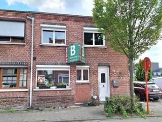 Erg charmante woning bestaande uit: inkomhal, apart toilet, lichtrijke leefruimte, ingerichte keuken, nachthal, 3 slaapkamers, badkamer met...