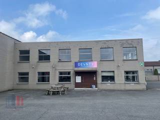 Fantastisch gelegen kantoorruimte met een oppervlakte van 648 m² ( 2 x 324 m² ) en ruime parkeergelegenheid te huur in Waardamme.Het lichtrijke...
