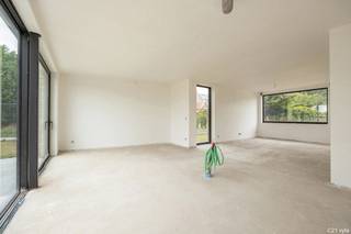 NIEUWBOUWPROJECT 'T VELD – MODERN WONEN OP EEN PRACHTIGE LOCATIE

Te koop: Luxe nieuwbouwwoning in Viersel

Welkom in 'T VELD, hét nieuwe woonproject op een werkelijk prachtige locatie.
Hier woon je in een oase van rust met alle voorzieningen binnen handbereik.

Luxueuze BEN-woning te koop met prachtig uitzicht op weiland en een hoogwaardige afwerking.
Deze lichtrijke open bebouwing is gelegen in een oase van rust op een absolute toplocatie!
De woning kan volledig afgewerkt worden binnen de normale aktetermijn van 4 maanden.

Kenmerken:

•	Prachtige BEN-woning
•	Moderne architectuur met hoogwaardige afwerking
•	3 slaapkamers, badkamer, extra ruime berging, prachtige tuin en privé parkeerplaats onder luxe-carport met groot tuinhuis
•	Zonnepanelen en warmtepomp
•	Oppervlakte: 471 m²
•	Bewoonbare oppervlakte: 148 m²
•	West tuin
•	Locatie: Hovenierspad 9, 2240 Viersel

Een droomplek om te wonen!

De woning is gelegen dichtbij de toegang tot E313 (Massenhoven) en E34 (Oelegem)

Financiële informatie

Prijs € 544.673
  - Grond € 200.360
  - Constructie € 344.313
Kosten € 96.349
  - Registratierechten € 24.043
  - BTW € 72.306
Totaal excl. notariskosten € 641.022

Mis deze kans niet!
Contacteer ons vandaag nog en ontvang als eerste informatie over deze prachtige woning.

Contact: 03-320.26.50 - info@century21vyta.be