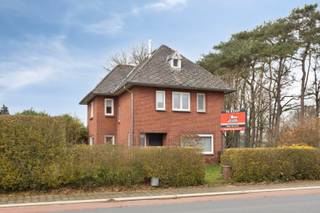 Deze ruime gezinswoning met 3 slaapkamers is uitstekend gelegen op een perceel van maar liefst 20a 81ca aan de Lindelsebaan in ’t Linne. Alles wat je nodig hebt, bevindt zich binnen handbereik: winkels, openbaar vervoer, eetgelegenheden en scholen. Dankzij de nabijgelegen Noord-Zuidverbinding zijn zowel de woning als de omliggende gemeenten zeer vlot bereikbaar.<br /><br />Indeling:<br />We betreden de woning via de ruime inkomhal, die meteen toegang biedt tot de uitgeruste keuken. Daarnaast bevindt zich de ruime, lichtrijke woonkamer met gezellige schouw. Achteraan beschikt de woning over een veranda, berging, technische ruimte, een apart toilet met urinoir en een badkamer met ligbad, dubbele lavabo en douche.<br /><br />Op de eerste verdieping vinden we drie ruime slaapkamers en een badkamer met toilet en wastafel.<br /><br />Buiten kan men volop genieten van het buitenleven. Het perceel heeft een totale oppervlakte van 20a 81ca en is bestemd als woongebied met landelijk karakter, met achteraan ook een gedeelte dat in agrarisch gebied ligt. Dit zorgt niet alleen voor een natuurlijke en rustige omgeving, maar biedt ook interessante mogelijkheden voor dierenliefhebbers, bijvoorbeeld voor het houden van paarden, of voor iedereen die wil genieten van een groene en vrije buitenruimte. Bovendien biedt het perceel achteraan een prachtig vrij uitzicht over de velden.<br /><br />Extra troeven:<br />- EPC-label C<br />- Ideaal voor dieren- en paardenliefhebbers<br />- Uitstekende bereikbaarheid<br /><br />Voor meer info of een bezoek contacteer ons via info@vastengoed.be of via 014/72 73 74.<br /><br />Wenst u een gratis schatting van uw eigendom? Contacteer ons via 014/72 73 74.
