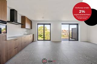 <h2><span>Dit instapklare appartment is gelegen in de Burgemeester Bollenstraat in Hasselt</span></h2>
Ben je op zoek naar een energiezuinig, ruim en instapklaar appartement te koop in Hasselt? Dan is dit je kans. In een kleinschalige, stijlvolle residentie op een toplocatie bevindt zich dit appartement, perfect voor wie houdt van ruimte, licht en kwalitatieve afwerking.<br /><br />Dit appartement in Hasselt combineert een open leefruimte met een uitgeruste keuken, afgewerkt met duurzame materialen en hoogwaardige toestellen. De grote raampartijen zorgen voor veel natuurlijk licht, wat bijdraagt aan een gevoel van rust en ruimte. Je beschikt over twee slaapkamers met parketvloer, een moderne badkamer met inloopdouche en lavabo, een apart gastentoilet en overal vloerverwarming voor maximaal comfort. Buiten geniet je van een ruim privéterras waar je kan ontspannen in alle rust.<br /><br />Dankzij de warmtepomp, zonnepanelen en uitstekende isolatie behaalt dit appartement een EPC A-score. Dat betekent: duurzaam wonen met lage verbruikskosten.<br /><br /><strong>Wat is er INBEGREPEN?</strong>

<ul>
	<li>Gemeenschappelijke fietsenberging</li>
	<li>De studio is professioneel geschilderd ter waarde van € 7.000</li>
	<li>Verlichting werd reeds geïnstalleerd ter waarde van € 1.500</li>
</ul>
<strong>Zin om deze studio van dichtbij te ontdekken?</strong><br />Mail carine@optie-m.be of bel haar op 0478 41 58 70. Ze maakt graag tijd voor jou!<br /><br />Wens je graag een gratis en vrijblijvende schatting van je woning? Contacteer ons gerust voor een afspraak.<br /><br />VG - WG -  GMO - GVKR - GVV