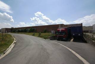Benaderende AFMETINGEN: 25m x 100mAFWERKING: Betonnen constructie (overspanning van 25m), betonvloer, vrije hoogte: 6m, 2 laadkaden met dockshelters...