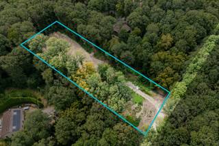 Contact : Maxime Van den Abbeele - 0494/05.23.55 - maxime.v@weinvest.be<br /><br />Et si votre future maison prenait place dans un environnement où la nature fait partie du quotidien ?<br /><br />Votre agence We Invest Charleroi &amp; en Fagne vous propose aujourd'hui cette vaste parcelle à bâtir de 6.635 m², offrant environ 49 mètres de largeur pour 138 mètres de profondeur, au cœur du Domaine de la Forêt, à Philippeville<br /><br />Ici, le cadre fait toute la différence : un environnement verdoyant et boisé, une atmosphère paisible et une véritable sensation d'espace. La parcelle a par ailleurs déjà été déboisée en vue de sa construction, offrant ainsi une base dégagée pour imaginer et concrétiser votre futur projet.<br /><br />Une situation idéale pour celles et ceux qui souhaitent profiter d'un cadre de vie au plus proche de la nature, tout en restant à proximité des nombreux attraits de la région de Philippeville et de l'Entre-Sambre-et-Meuse : promenades, villages de caractère, espaces naturels et activités de plein air.<br /><br />Avec ses dimensions généreuses et son environnement privilégié, ce terrain offre un cadre rare pour donner vie à un projet qui vous ressemble.<br /><br />Faire offre à partir de 97.000 €, sous réserve d'acceptation par les propriétaires.<br /><br />Vous souhaitez découvrir ce terrain et son environnement ? Contactez-nous pour plus d'informations ou pour organiser une visite sur place.<br /><br />Annonce à titre informatif et non contractuelle.