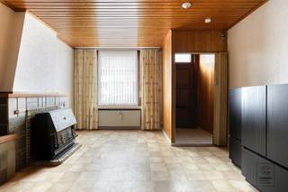 Te renoveren halfopen bebouwing met 2 à 3 slaapkamers op TOPlocatie te Brasschaat! Indeling: Bij het binnenkomen betreedt u een inkomhal op stenen vloer die toegang biedt tot de lichtrijke woonkamer De woonkamer, voorzien van een gezellige gashaard, sluit aan op de geïnstalleerde keuken. De keuken is voorzien van een dubbele lavabo, kookvuur, dampkap, oven en ingemaakte kasten. Achter de keuken bevindt zich de badkamer voorzien van lavabomeubel, ligbad met douchefunctie en toilet. Vanuit de keuken hebben we toegang tot de zonnige veranda, voorzien van extra gastentoilet en lavabomeubel. Op de eerste verdieping treffen we 2 à 3 slaapkamers aan. Ruime en zonnige (ZW) tuin van 257 m2.Deze woning is een uitstekende kans om volledig naar eigen smaak te renoveren en er uw droomhuis van te maken! <br /><br />Extra: EPC: 456 kWh/m² uc: 20250821-0003666917-RES-1 (E-score -&gt; renovatieverplichting), perceelscore B, gebouwscore A. Niet gelegen in mogelijks of overstromingsgevoelig gebied, niet gelegen in afgebakend overstromingsgebied of afgebakende oeverzone, niet gelegen in risicozone overstromingen, woongebied, stedenbouwkundige info in aanvraag. Nabij school, winkels, openbaar vervoer, etc. Voor meer info ga naar www.coenenvastgoed.be of bel 03/375.82.92