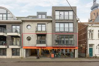 INDELING1ste verdiepingInkomhal, toiletruimte voorzien van wastafel, woonkamer met open keuken voorzien van de volgende toestellen nl. koelkast,...