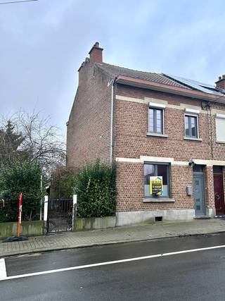 Deze halfopen bebouwing biedt tal van mogelijkheden voor wie op zoek is naar een renovatieproject op een gunstige ligging.Bij het betreden van de...