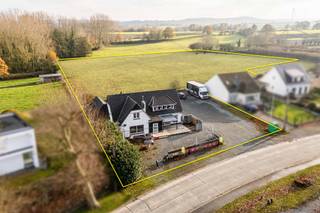 Dit investeringsproject omvat momenteel drie afzonderlijk kadastrale entiteiten.1. Handelshuis op een perceel van 948 vierkante meter. Deze woning is...