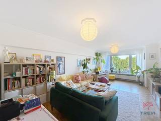 <p><strong>ETTERBEEK </strong>: Tussen Mérode en Montgomery, charmant appartement met 2 slaapkamers van ±89 m², gelegen op de 5<sup>e</sup> verdieping met lift.</p>
<p><strong><span>Op de 5e verdieping met lift</span> :</strong></p>
<ul>
<li>Hal met opbergkasten</li>
<li>Woonkamer ±30 m²</li>
<li>Ingerichte keuken (oven, kookplaten, afzuigkap, koelkast, vriezer en een vaatwasser)</li>
<li>Slaapkamer ±9 m²</li>
<li>Slaapkamer ±14 m²</li>
<li>Balkon van ±5 m² op het noordwesten</li>
<li>Toilet</li>
<li>Badkamer met aansluiting voor wasmachine</li>
</ul>
<p>Kelder nr. D5</p>
<p><span>Kosten</span> : Voorschot van 300 €/maand inclusief gemeenschappelijke kosten, warm water, koud water en verwarming.</p>
<p>PED E-</p>
<p>Beschikbaar vanaf 01/09/2026.</p>