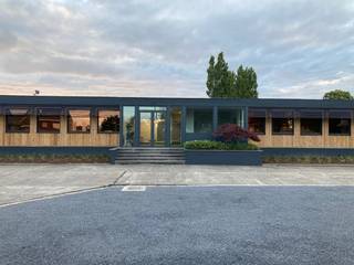 Open kantoorruimte te huur van 24 m² op 2 km van Kortrijk centrum<br />Aanpalend kantoor nr. 5 (48m²) met verbindingsdeur kan bij gehuurd worden.<br /><br />Deze ruimte is ondergebracht in een kleinschalig burelencomplex in een mooie gerenoveerde site.<br /><br />Gezamenlijke toiletten, keukentje en wachtplaats.<br /><br />1 centrale ingang.<br /><br />Parking is voorzien voor het gebouw.<br /><br />Huurprijs: 285€/maand + maandelijkse provisie voor gemeenschappelijke kosten. (+BTW)<br /><br />Wenst u een bezoek? Gelieve ons te contacteren.<br />