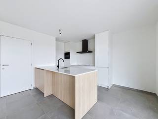 Ligging<br />Dit nieuwbouwappartement bevindt zich in een recente en moderne residentie in Oostakker, op een rustige ligging met aangenaam zicht op het groen. Tegelijk geniet u van een uitstekende bereikbaarheid dankzij de nabijheid van Gent en de R4, waardoor alle belangrijke verbindingswegen vlot toegankelijk zijn. De ideale combinatie van rust en mobiliteit.<br />Bij het appartement hoort tevens een autostaanplaats, verplicht bij te huren aan 75 EUR/maand.<br /><br />Indeling<br />Het appartement, gelegen op de derde verdieping, beschikt over een ruime en lichtrijke leefruimte met een volledig geïnstalleerde, moderne keuken. Er zijn drie volwaardige slaapkamers aanwezig.<br />De badkamer is uitgerust met een comfortabele inloopdouche.<br />Verder is er een praktische en ruime berging met aansluiting voor wasmachine en extra opbergruimte.<br />Vanuit de leefruimte heeft u toegang tot een ruim terras met open zicht op het omliggende groen.<br />Het appartement werd volledig nieuw geschilderd en bevindt zich op de eerste verdieping.<br /><br />Troeven<br />• Nieuwbouw conform E30-norm – EPC label A<br />• Vloerverwarming via warmtepomp en zonnepanelen<br />• Ruim terras met groen uitzicht<br />• Rustige ligging in moderne residentie<br />• Afgesloten en ruime fietsenberging inbegrepen<br />• provisie gemeenschappelijke kosten: 100 EUR/maand<br />• Vlotte verbinding naar Gent en R4<br /><br />BEZOEK ENKEL AANVRAGEN VIA IMMODAVINCI.BE<br />Wenst u een bezoek? Gelieve NIET te bellen maar uw bezoek aan te vragen via www.immodavinci.be.<br />Ga naar het pand dat u interesseert en klik op de knop “Bezoek aanvragen” onderaan de profielfoto van de contactpersoon.
