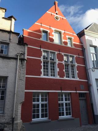 Convent Doorn Kroon: een uniek historisch pand in het Groot Begijnhof te Mechelen met bewoonbare oppervlakte van 250m2 en zonnige onderhoudsvriendelijke tuin. 

Het is een traditioneel diephuis van drie traveeën en twee bouwlagen onder zadeldak (Vlaamse pannen) uit de 16e/begin 17e eeuw met opschrift Baecx convent 1547 op gevelsteen. 

Het huis werd volledig gerenoveerd in verschillende fasen (2014-2017-2026) met hoogwaardige materialen en respect voor de erfgoedwaarde.

Het gelijkvloers bestaat uit een doorlopende eetruimte en keuken, opkamer met zithoek, gang met gastentoilet.  Op de eerste verdieping zijn er twee grote slaapkamers en een badkamer. 
Op de tweede verdieping zijn er nog eens twee slaapkamers, een badkamer en een mooie bureauruimte. Er is ook een droge kelder en zoldertje (mezzanine). 