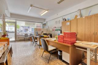 Centraal gelegen kantoor-/ winkelruimte.Indeling:Ruime open kantoor-/ winkelruimte van ca. 296m² met twee buitenruimtes en vooraan brede...