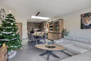 Deze woning werd rond 2010 volledig gestript en gerenoveerd volgens de regels van de kunst.Op het gelijkvloers vinden we achteraan een ruime...