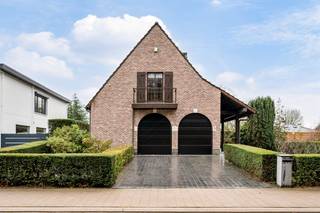 Deze open bebouwing, gelegen in de Torenvenstraat 19 te Nijlen, biedt een bewoonbare oppervlakte van ca. 180 m² en combineert een degelijke...