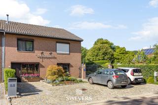 Voor meer info en foto’s, surf naar www.swevers.be – Aan Parklaan 14 in Diepenbeek ontdek je een verrassend ruime halfopen bebouwing met tal van mogelijkheden. De woning is momenteel gekend als B&amp;B De Jahthoorn en kan in deze functie worden verdergezet, maar vormt dankzij haar veelzijdige indeling ook een interessante gezinswoning of combinatie van wonen en werken. De woning dateert van 1989, biedt 213 m² bewoonbare oppervlakte en staat op een zuidwestelijk georiënteerd perceel van 6a 30ca. Het geheel is op te frissen, maar kreeg reeds enkele verbeteringen zoals dakisolatie, een pelletkachel, rolluiken en een carport. Op het gelijkvloers bevinden zich een inkomhal met gastentoilet, een leefruimte van circa 36 m² met open haard, een keuken van circa 18 m² en een eerste slaapkamer van 14,82 m². De ruime polyvalente zone leent zich uitstekend als bureau, praktijk, salon of voor de verdere uitbating van de B&amp;B. Op de verdiepingen liggen nog drie slaapkamers van circa 16 m², 18 m² en 15,75 m². Met in totaal vier slaapkamers en vier badkamers is er volop ruimte voor bewoners en gasten. Daarnaast zijn er diverse bergingen en een zolder van circa 18 m². Buiten geniet je van een gezellige zuidwestgerichte tuin met overdekt terras. Winkels, scholen, ontspanning en openbaar vervoer bevinden zich in de nabije omgeving. Ook Hasselt, Genk en Bilzen zijn vlot bereikbaar. Een veelzijdige woning met veel ruimte en potentieel voor privé- én professioneel gebruik. Voor meer informatie, bel 011 255 155. Bron bewoonbare oppervlakte: EPC – verslag.