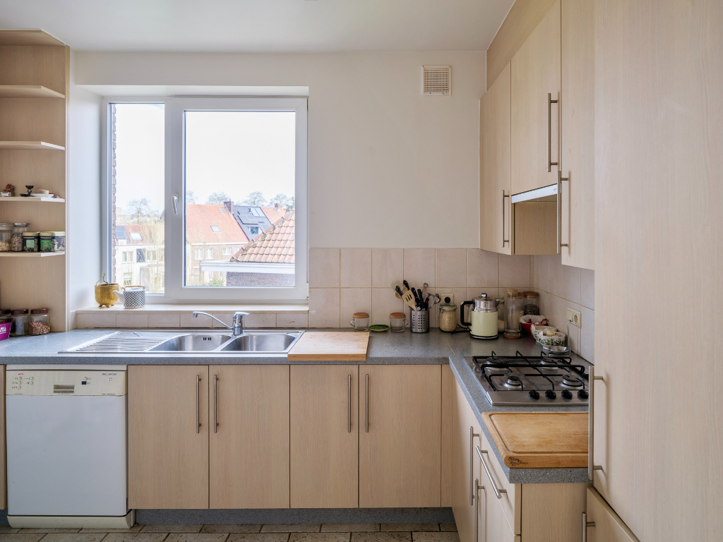 Stijlvol tweeslaapkamerappartement in de Sportstraat, met terras en warm mid-century karakter. - foto 4