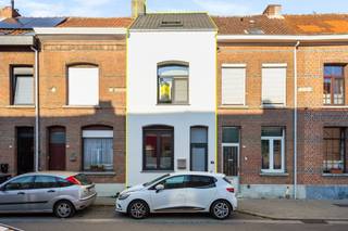 <p><span>Op zoek naar een woning waar je zonder zorgen je intrek kan nemen? Deze instapklare rijwoning in de Kasteelstraat te Duffel werd tussen 2018 en 2024 gerenoveerd en combineert hedendaags wooncomfort met een praktische indeling en een aangename lichtinval. Bovendien beschikt de woning over een </span><span>EPC-label B, een conforme elektrische keuring, een asbestvrij attest en zonnepanelen</span><span>. Een zorgeloze aankoop dus! De woning is bovendien gunstig gelegen, op korte afstand van het centrum van Duffel en tal van winkels, scholen, openbaar vervoer en andere voorzieningen.</span></p><p><span>We betreden de woning via de inkomhal, waar plaats is voorzien voor een vestiaire. De stijlvolle stalen deur met glas geeft alvast een eerste inkijk in de gezellige leefruimte. Vooraan bevindt zich de sfeervolle zithoek, waar de gashaard zorgt voor extra gezelligheid. Deze ruimte loopt naadloos over in de ruime eethoek met open keuken. Dankzij de lichtkoepel en lichtstraat geniet de leefkeuken van een </span><span>overvloed aan natuurlijk daglicht</span><span>, wat zorgt voor een aangenaam en ruimtelijk gevoel. De ideale plek om gezellig samen te koken, te tafelen en te ontspannen.</span></p><p><span>Achteraan op het gelijkvloers bevinden zich een apart gastentoilet en de badkamer. Deze is uitgerust met </span><span>zowel een ligbad als een inloopdouche</span><span>, een lavabo en aansluitingen voor wasmachine en droogkast. De praktische ingemaakte kast zorgt bovendien voor extra opbergruimte. Het gezellige, </span><span>onderhoudsvriendelijke tuintje</span><span> vormt de ideale plek om op zonnige dagen tot rust te komen.</span></p><p><span>Op de eerste verdieping bevinden zich twee slaapkamers. De tweede verdieping biedt nog een </span><span>derde slaapkamer </span><span>en een extra </span><span>polyvalente ruimte</span><span> die je volledig naar eigen wens kan inrichten, bijvoorbeeld als bureau, dressing of hobbyruimte. Tot slot beschikt de woning over een kelder van circa 15 m², ideaal als bijkomende bergruimte.</span></p>