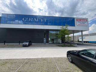 <p>Dit unieke bedrijfsgebouw met opslagruimte en kantoren is ideaal gelegen, vlak naast de E40 ter hoogte van Erembodegem. De kantoren van 344 m² zijn volledig ingericht en bemeubeld, met werkplekken voor 10-12 personen. Aansluitend bevindt zich een gemeenschappelijke ruimte met keuken, sanitair, ontspanningsruimte en vergaderzaal.<br />De opslagruimte van 758 m² heeft een vrije hoogte van 9 m en is uitgerust met een sectionaalpoort en laadkade. Daarnaast zijn er lichtstraten, een polybetonvloer (3 T/m²), drijfkracht en andere functionele voorzieningen aanwezig.<br />Er kunnen tot 9 parkeerplaatsen bijgehuurd worden, met of zonder laadpaal.<br /><br />Bij interesse, contacteer Structura.biz voor een bezoek ter plaatse!</p>