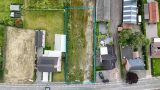 LIGGING:Deze bouwgrond is gelegen langs de noordkant van de Oostveldstraat en bevindt zich in een rustige omgeving nabij het centrum van Eeklo...