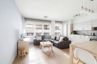 Dit instapklaar duplex appartement is perfect gelegen nabij het Heldenplein.Indeling: hall, gastentoilet, berging, lichtrijke leefruimte met open...