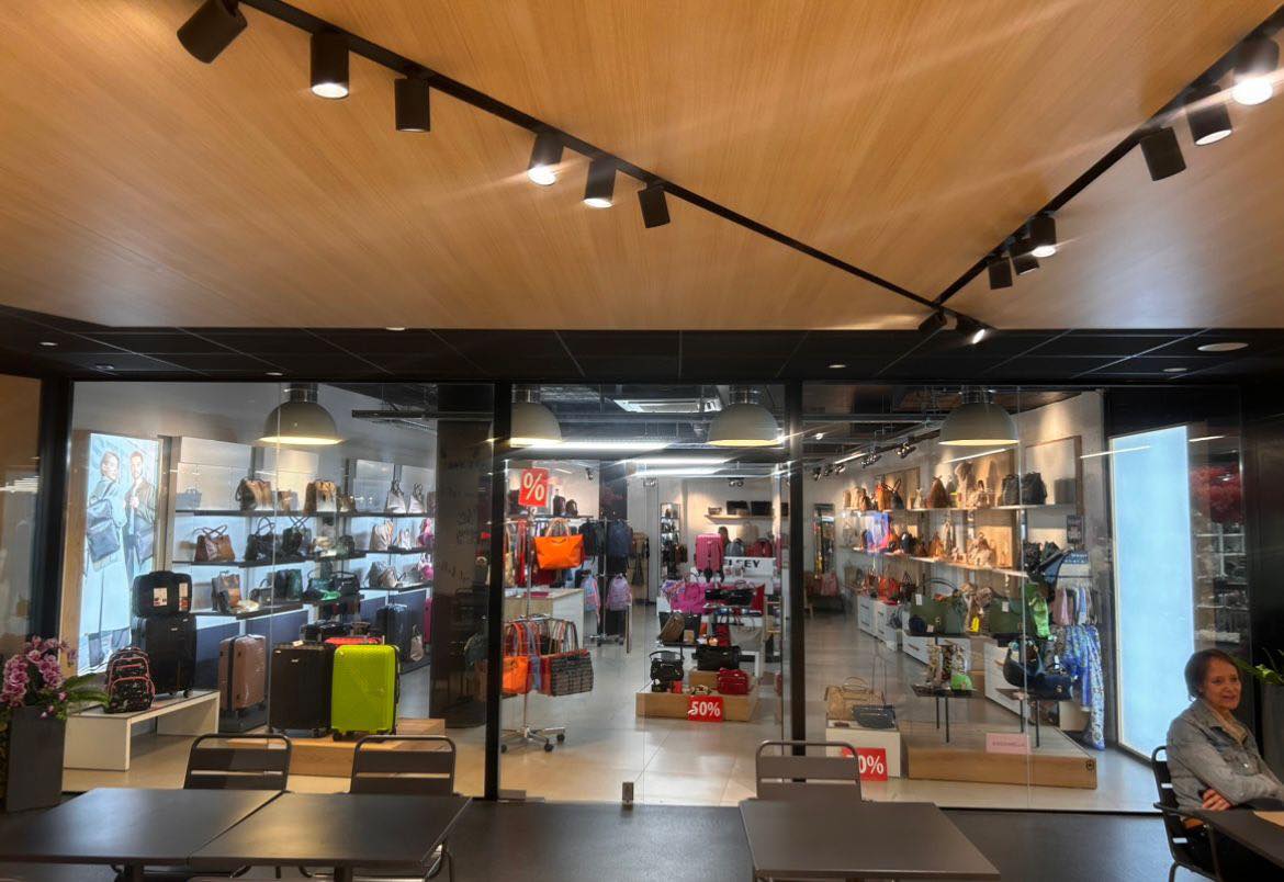 Commercial for rent in Waterloo - photo 3