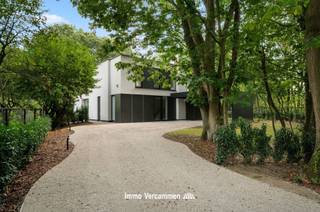 <p><span>Op een uiterst residentiële locatie te Bonheiden bevindt zich deze luxueus afgewerkte villa gunstig gelegen op een perceel van 1.645 m². Deze knappe woonst situeert zich in een groene, residentiële omgeving en ligt bovendien op wandelafstand van het Imelda ziekenhuis en natuurgebieden Mispeldonk en Cassenbroek. De villa is voorzien van alle moderne comfort en high-end afgewerkt met heel wat maatwerk. Energiezuinigheid (EPC-label A+) is gegarandeerd dankzij zonnepanelen, thuisbatterij, warmptepomp en vloerverwarming. Verder is er ook airco, een alarminstallatie en domotica.</span></p><p><span>We komen binnen via de lichtrijke inkomhal met apart gastentoilet en ruime technische berging/inpandige fietsenstalling. Een zeer royale woonruimte geniet een volledig panoramisch zicht op de tuin met zwembad. De moderne keuken is volledig geïnstalleerd en ingericht met Miele-toestellen. Verder tref je een doordachte indeling met op het gelijkvloers 3 slaapkamers en 2 badkamers, waarvan een masterbedroom met naastliggend badkamer. Een kantoorruimte kan eventueel ingericht worden als vierde slaapkamer. Een functionele bijkeuken/wasplaats maakt het geheel compleet. Via de trap kan men naar een multifunctionele ruimte op de 1e verdieping (42m² + terras). Dit kan worden aangewend als thuiswerk kantoor, praktijkruimte, extra slaapkamer met dressing/badkamer en/of fitnessruimte.</span></p><p><span>Overal geniet u van veel lichtinval door de grote raampartijen maar hoeft u op geen enkel moment in te boeten op privacy. Buiten nodigt het gevel brede terras uit tot lange avonden met zicht op een volledig aangelegde tuin met verwarmd zwembad. Aan de leefkeuken, is er nog een extra zuidwest georiënteerd terras. Verder is er een carport aanwezig voor 2 wagens (met mogelijkheid tot elektrisch laden) en biedt de lange oprijlaan parkeergelegenheid voor meerdere wagens.</span></p><p><span>Kom de troeven van dit unieke pand ter plaatse ontdekken en maak een afspraak: 015/755 444 of info@immovercammen.be. Verkoop onder registratierechten.</span></p><p><span> </span></p>