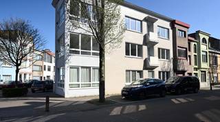 Op zeer centrale ligging nabij centrum en park vinden we dit knap gerenoveerd appartement terug. Deze knusse woonentiteit omvat een hall, lichtrijke woonkamer met open keuken, ruime slaapkamer en badkamer met instapdouche.<br /><br />Het appartement werd volledig energetisch gerenoveerd en geschilderd, kortom instapklaar!<br />Blanco keuring elektriciteit, A-label en zonnepanelen aanwezig.<br /><br />Dit pareltje is gelegen op de eerste verdieping van deze kleinschalige residentie en is ideaal voor starter of investering! Interesse in betaalbaar wonen aan zee? <br /><br />Maak nu uw afspraak via eva@vastgoedvanhoye.be of 0499/36.17.37