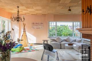 Deze <strong>ruime vrijstaande woning </strong>is gelegen in het centrum van Mariakerke en bevindt zich op wandelafstand van winkels, supermarkten, scholen en het openbaar vervoer. Nabij is het <strong>Claeys Bouüaert Park</strong> en de <strong>Bourgoyen-Ossemeersen</strong>. Ideaal voor mensen die houden van een rustige buurt en willen genieten van wandel- en fietstochten. Verder dankzij de binnenring van Gent en de R4 staat u vlot op uw bestemming. <br /><br />Als u de woning betreedt komt u terecht in de inkomhal die toegang geeft tot de<strong> lichtrijke leefruimte</strong>, die veel connectie biedt met de mooie groene tuin. Naast de leefruimte bevindt zich de ruime keuken waarna u achteraan in de woning nog beschikt over <strong>3 slaapkamers</strong> en een badkamer. Op de eerste verdieping bevinden zich meerdere ruimtes die mogelijkheid bieden tot extra slaapkamers, bureau, ... . <br /><br />Extra troeven zijn de<strong> ruime garage </strong>en de <strong>uitstekende ligging</strong>.<br /><br />Deze woning biedt veel potentieel om verder uit te breiden, is geschikt voor gezinnen, starters of investeerders die op zoek zijn naar een woning met toekomstperspectief.<br /><br />Wenst u een bezoek in te plannen? Contacteer Kobe Fransen via <strong>09 278 88 88</strong> of <strong>kobe@convas.be</strong>