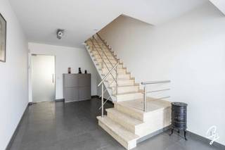 <p><strong>Centraal gelegen, instapklare beletage met zonnige tuinen ruim terras</strong></p>
<p>Op zoek naar een ruime, instapklare woning op een centrale ligging?<br />Deze verzorgde beletage combineert comfort, gezelligheid en functionaliteit met een verrassend veelzijdige indeling.</p>
<p>Op het gelijkvloers word je verwelkomd in een ruime en lichtrijke inkomhal. Verder vind je hier een garage, een aparte bergruimte met technische aansluitingen en een extra polyvalente ruimte die perfect kan dienen als praktijkruimte, hobbykamer of recreatieruimte. Buiten geniet je van een ruim terras, een aangename tuin en een praktisch tuinhuis, ideaal om in alle rust van het buitenleven te genieten.</p>
<p>De eerste verdieping vormt het gezellige hart van de woning. De ruime leefruimte straalt warmte en huiselijkheid uit en sluit aan op de volledig geïnstalleerde keuken. De veranda biedt een extra plek om te ontspannen en vormt een mooie verbinding met de buitenruimte.</p>
<p>Op de tweede verdieping bevinden zich 2 bijzonder ruime slaapkamers, een kleinere kamer en een badkamer uitgerust met een lavabo, een bad en een douchestaaf, en een apart toilet.</p>
<p>Een veelzijdige woning die ruimte, comfort en praktische mogelijkheden moeiteloos combineert.<br />Ideaal voor wie comfortabel wil wonen en tegelijk op zoek is naar extra ruimte voor werk, hobby of ontspanning.</p>
<p>Interesse in een bezoekje?<br />Contacteer Kat: 0473/42.76.99. – katrien@cornelis-goeman.be</p>
<p><strong>Vraagprijs: € 389.000</strong></p>