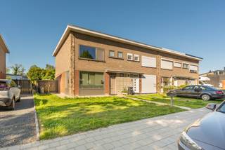 Welkom in de Lindenstraat 19. Een centraal gelegen halfopen gezinswoning op wandelafstand van winkels, horeca, scholen en een uitstekende...