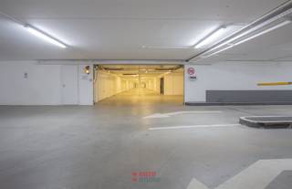 Ruime, gesloten garagebox te huur op verdieping - 1 in het centraal gelegen nieuwbouwcomplex Parking 3 aan het cultureel centrum Ysara...