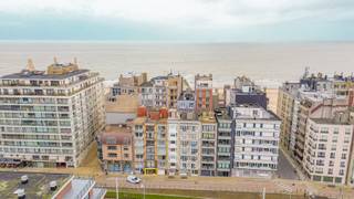 Ontdek dit gezellige, volledig gerenoveerde gelijkvloerse appartement vlak bij de zeedijk in Wenduine — de ideale uitvalsbasis voor wie wil genieten van rust, comfort en de zee. Dit instapklare appartement werd in 2023 volledig vernieuwd en afgewerkt met kwalitatieve materialen. <br /><br />Het appartement is perfect gelegen in het charmante Wenduine, de Prinses der Badsteden. Op wandelafstand vindt u onder andere het commerciële centrum, de halte van de Kusttram en het strand.<br /><br />Het appartement beschikt over een lichtrijke woonkamer met een prachtig vernieuwde en ingerichte keuken. De badkamer is modern uitgerust met een regendouche, lavabomeubel met mengkraan, verlichte spiegel, elektrische handdoekdroger en extra kastruimte. Daarnaast is er een apart toilet voorzien. De nachthal verbindt alle ruimtes en is eveneens afgewerkt met een onderhoudsvriendelijke laminaatvloer. Verder is er een mooie slaapkamer aanwezig die verrassend veel comfort biedt met een dakkoepel met automatische verduistering, ingebouwde kasten en een houten schuifdeur.<br /><br />Kortom: een perfect afgewerkt en praktisch appartement op een topligging vlak bij de zee — ideaal als tweede verblijf, investering of compacte vaste woonst.<br /><br />De vermelde prijs is een richtprijs; elk bod wordt voorgelegd aan de eigenaar, die het recht behoudt om dit te aanvaarden of te weigeren.<br /><br />Neem voorsprong met een vrijblijvende en gratis schatting van uw eigendom via:<br />http://www.residentievastgoed.be/gratisonlineschatten