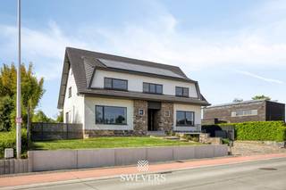 Voor meer info en foto’s, surf naar www.swevers.be – Deze instapklare open bebouwing op een royaal perceel van 16a 60ca in Geetbets combineert ruimte, comfort en een hoogwaardige afwerking. De woning werd gebouwd in 1964 en tussen 2019 en 2025 grondig gerenoveerd, waardoor u zonder bijkomende werken kunt verhuizen. Met een bewoonbare oppervlakte van<br />256 m² biedt ze alle troeven voor een comfortabel gezinsleven. Via de inkomhal met gastentoilet bereikt u de lichtrijke woonkamer van 34,56 m², die uitkijkt op de tuin. Aansluitend bevindt zich de keuken met eetplaats. Verder zijn er op het gelijkvloers een afzonderlijk bureau, een ruime berging en een multifunctionele ontbijthoek. Op de eerste verdieping geeft de nachthal toegang tot vier volwaardige slaapkamers, een badkamer en een extra berging. Bovendien beschikt de woning over een uitzonderlijk ruime kelder van ca. 100 m², verdeeld in verschillende ruimtes, een inpandige garage en een technische ruimte, ideaal voor stockage, hobby’s of een werkatelier. De noordwestelijk georiënteerde tuin biedt volop zon in de namiddag en avond, veel privacy en alle ruimte voor spelende kinderen of tuinliefhebbers. De ligging is bovendien erg praktisch: scholen bevinden zich op 1,5 km, winkels, horeca en ontspanning op 1,6 km, een bushalte ligt op slechts 180 meter en de snelweg bereikt u op ongeveer 10 km. Voor meer informatie, bel 012 699 900. Bron<br />bewoonbare oppervlakte: EPC – verslag.