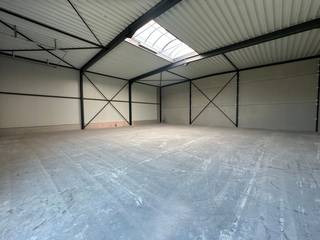Nieuwbouw KMO-unit van 340 m² en 6 privatieve parkeerplaatsen te koop in Wevelgem.De geïsoleerde casco magazijnruimte is opgebouwd uit een...