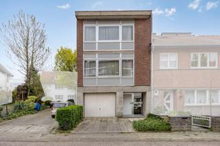 Bent u op zoek naar een huis met veel potentieel op een toplocatie? Ontdek deze te renoveren 3-gevel bel-etage, gelegen in de rustige J. Bogemansstraat 209 te 1780 Wemmel. Deze ruime woning biedt u de unieke kans om alles volledig naar eigen smaak in te richten en af te werken.Bij het betreden van de woning komt u in een zeer ruime inkomhal. Op het gelijkvloers bevindt zich een handig bureau of atelier, ideaal voor thuiswerkers of hobbyisten. Verder vindt u hier een inpandige, ruime garage met oprit, diverse praktische kelderruimtes en directe toegang tot de zonnige tuin waar het heerlijk vertoeven is.Op de eerste verdieping wacht een lichtrijke leefruimte op u, dewelke is voorzien van directe toegang tot een gezellig terras. Naast de leefruimte bevindt zich een aparte keuken.De tweede verdieping herbergt drie volwaardige slaapkamers, een badkamer en een dressing. Deze dressing kan perfect dienen als een compacte vierde slaapkamer of kinderkamer.Hoewel de woning opfrissings- en renovatiewerken vereist, is het potentieel enorm. Bovendien is de ligging een absolute troef: rustig gelegen, maar toch uiterst centraal. Dit pand is onderworpen aan de renovatieverplichting van de Vlaamse overheid voor residentiële gebouwen (behoudens bij sloop binnen 5 jaar na de aankoop). Consulteer voor meer informatie de website van het Vlaams Energie- en Klimaatagentschap via https://www.vlaanderen.be/een-woning-kopen/renovatieverplichting-voor-residentiele-gebouwenBestuursmaatregelen in het maatregelenregister: nee