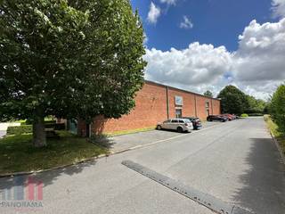 Op een strategische en <strong>vlot bereikbare locatie</strong> langs de Meensesteenweg in Kortrijk bevindt zich deze ruime<strong> kantoorruimte van ca 310</strong> <strong>m²</strong>, aangevuld met een archiefruimte van +/- 30 m². Het kantoor is gelegen op de <strong>eerste verdieping van dit karaktervolle pand</strong> en biedt een praktische en professionele werkomgeving voor uiteenlopende activiteiten.<br /><br />De ruimte omvat 2 afzonderlijke kantoren, een vergaderzaal en een ruime open space die flexibel kan worden ingericht volgens de noden van uw onderneming. Daarnaast kunnen medewerkers en bezoekers gebruikmaken van de gemeenschappelijke sociale ruimtes en de gemeenschappelijke inkomhal. <br /><br />Er zijn tevens 20 parkeerplaatsen beschikbaar bij het gebouw, wat zorgt voor extra comfort en een vlotte toegankelijkheid.<br /><strong>Onmiddellijk beschikbaar!</strong><br /><br />Dankzij de gunstige ligging geniet deze kantoorruimte van een uitstekende bereikbaarheid en een vlotte verbinding met het centrum van Kortrijk en de belangrijkste verkeersassen.<br /><br />Contacteer <strong>PANORAMA B2B</strong> voor meer inlichtingen of een vrijblijvend plaatsbezoek op het nummer <strong>056 222 256</strong>.