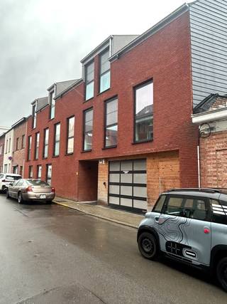 Vlakbij Leuven, IMEC, E40 etc. en op wandelafstand van het station Heverlee treft u deze 3 inpandige autostaanplaatsen gelegen in de Hertogstraat in een recent gebouw met een afgesloten, geautomatiseerde poort en autolift. <br />- autostaanplaats 1: 5.0m x 2.5m voor € 17 500,00  VERKOCHT<br />- autostaanplaats 3: 5.0m x 2.5m voor € 20 000,00<br />- autostaanplaats 8: 6.2m x 2.5m voor € 22 000,00<br />Goede bereikbaarheid en een topligging. Ideale belegging of een dagelijks gemak?