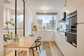 Het betreft een prachtige halfopen bebouwing die gelegen is op een bijzonder ruim perceel (550m²). De woning is niet alleen esthetisch vernieuwd, maar ook technisch helemaal in orde. Met een gunstig EPC-label B, de aanwezigheid van zonnepanelen, laadpaal en een elektrische keuring die volledig conform isDe ligging zorgt voor een uitstekende bereikbaarheid. Zowel het historische stadscentrum als de vlot bereikbare wegen naar de kust en het binnenland liggen binnen handbereik. Wie vastgoed wil kopen op een strategische locatie, vindt hier de ideale mix van mobiliteit en wooncomfort. Indeling (150m²): Gelijkvloers:- inkomhal (10m²) - woonkamer met open keuken (36m²) - eetkamer (22m²) - apart toilet - inpandige garage (16m²) - terras- tuin - tuinbergingEerste verdieping- nachthal (9m²) - slaapkamer (13,5m²) - badkamer (10m²) met aansluiting wasmachine en technische berging (1,5m²) Tweede verdieping- twee slaapkamers (11m² - 18,5m²)
