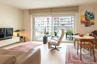 Prachtig 2 slaapkamer appartement met een ruim terras met zeezicht tussen de gebouwen door, gelegen op de tweede verdieping in de residentie "Osea".<br /><br />Indeling: <br />- ruime inkomhal voorzien van ingemaakte kasten (poederlak)<br />- gastentoilet<br />- woonkamer voorzien van een design kast van Lema met aansluitend een ruim prachtig terras<br />- open keuken uitgerust met een spoeltafel, inductie kookplaat (90cm) met ingebouwde dampkap (Novy), vaatwasmachine, frigo, diepvries en combi-oven<br />- grote berging met voorziening aansluiting wasmachine<br />- badkamer voorzien van een enkel lavabomeubel (Korian), douche en ingemaakte kast<br />- slaapkamer 1 (8m²) <br />- slaapkamer 2 (12m²) voorzien van ingemaakte kasten (poederlak) met aansluitend een terrasje met zicht op de prachtige binnentuin van de residentie<br /><br />Pluspunten: <br />- recent gebouw (2019)<br />- zeer kwalitatieve afwerking (keuken Diapal, veiligheidsdeur,..) <br />- mogelijkheid aankopen staanplaats in het gebouw <br />- EPC (A-label) <br />- zeer kwalitatieve duurzame materialen<br />- gelakte deuren met verborgen scharnieren <br /><br />Op zoek naar een instapklaar appartement met ruim terras dichtbij zee met zeezicht? Contacteer ons voor een bezoek ter plaatse. <br /><br /><br />Bestuursmaatregelen in het maatregelenregister: in aanvraag