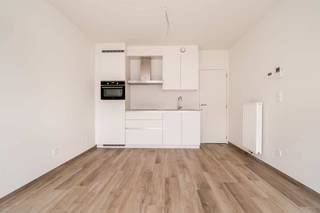 <p><span>Spacieux appartement d'une chambre à Wilrijk. Cet appartement dispose d'un salon spacieux avec beaucoup de lumière naturelle, relié à une cuisine ouverte pratique. La salle de bain est équipée d'une baignoire avec fonction douche, d'un lavabo et de toilettes. La chambre à coucher se trouve à l'arrière du bâtiment, au calme, et dispose d'une terrasse communicante d'environ 6 m².  Il y a également un débarras séparé avec les raccordements nécessaires pour une machine à laver et les installations techniques. En outre, vous disposez d'un local à vélos au sous-sol.</span></p><p><span>Cet appartement est situé dans la populaire Golfstraat, une rue calme avec un excellent accès au centre-ville d'Anvers, aux principales voies d'accès et aux transports publics. Les supermarchés, les parcs et les installations sportives sont accessibles à pied.</span></p>