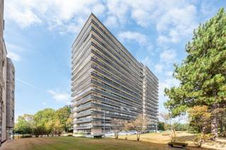 <p>Dit gelijkvloerse hoekappartement is gelegen in een goed onderhouden gebouw, rustig en afgezonderd van de straat. Het appartementsgebouw bevindt zich op een eigen terrein met een aangename gemeenschappelijke tuin.<br />Het appartement beschikt over twee slaapkamers en een praktische indeling. Het is goed onderhouden, maar is op bepaalde punten aan vernieuwing toe. Momenteel is het appartement verhuurd.<br />De residentie wordt goed beheerd en onderhouden. Een bijkomend voordeel is dat zowel de verwarming als het warm water inbegrepen zijn in de gemeenschappelijke kosten.<br />Bij het appartement hoort een privatieve staanplaats, die verplicht mee aan te kopen is voor €15.000.<br />Een interessante opportuniteit voor wie op zoek is naar een rustig gelegen appartement met twee slaapkamers, een groene omgeving en mogelijkheden om het naar eigen smaak te vernieuwen, of voor investeerders die op zoek zijn naar een verhuurd pand.<br />Troeven:<br />- Gelijkvloers hoekappartement<br />- Twee slaapkamers<br />- Rustig gelegen op een afgezonderd eigen terrein<br />- Gemeenschappelijke tuin<br />- Goed onderhouden en beheerde residentie<br />- Rustige en groene woonomgeving<br />Neem snel contact op voor meer informatie of een bezoek ter plaatse.<br />📞 +32 489 55 79 90<br />📧 immo@fidimco.be</p>