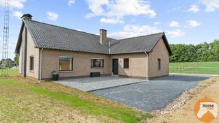 NIEUWE VOORWAARDEN!!<br />SCHAFFEN – Landbouwwoning op +/- 4,2 ha grond en paardenstalling<br /><br />Deze charmante landbouwwoning met unieke mogelijkheden vinden we terug in Schaffen, achterin gelegen en toch vlot bereikbaar. Via de lange oprijlaan komen we bij deze degelijke woning uit 1983. Deze biedt op het gelijkvloers drie slaapkamers, een mooie leefruimte, een keuken, badkamer, wasplaats en een inpandige garage. Op de verdieping werd al één kamer ingericht, maar de ruimte laat nog heel wat potentieel voor afwerking en extra kamers. De woning is uitgerust met vloerverwarming op een warmtepomp.<br />Dankzij het gunstig EPC is er geen renovatieplicht van toepassing.<br /><br />Buiten is er een varkensstal van circa 500 m² met vijf compartimenten, ideaal voor diverse landbouwdoeleinden. De grote troef is een volledig gerenoveerd stalgebouw dat perfect is uitgerust voor paardenliefhebbers of een professionele fokkerij. Het gebouw beschikt over drie ruime boxen van 4,5 x 4 m, één grote box van 9 x 4 m, acht boxen van 4 x 3 m en twee grote boxen van 3 x 7,5 m. Alle stalwanden zijn gemaakt van degelijk materiaal en kunnen volledig geopend worden om machinaal uit te mesten.<br />De stallen grenzen rechtstreeks aan de weilanden, volledig omheind en perfect onderhouden. De eigendom ligt rustig achterin, met uitstekende bereikbaarheid en prachtige wandelmogelijkheden in de omgeving. Dankzij de aaneengesloten weides en de functionele indeling is dit een uitzonderlijke kans voor wie zoekt naar een combinatie van wonen en professioneel houden of fokken van paarden.<br /><br />Mogelijkheid om +/- 2,5 ha weiland bij te kopen of te huren!<br /><br />Meer info of een bezoek? Contacteer ons op 053/60 65 66!