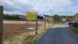 Deze twee prachtige zuid georiënteerde vergunde bouwgronden geschikt voor het oprichten van een open bebouwing zijn gelegen in de...